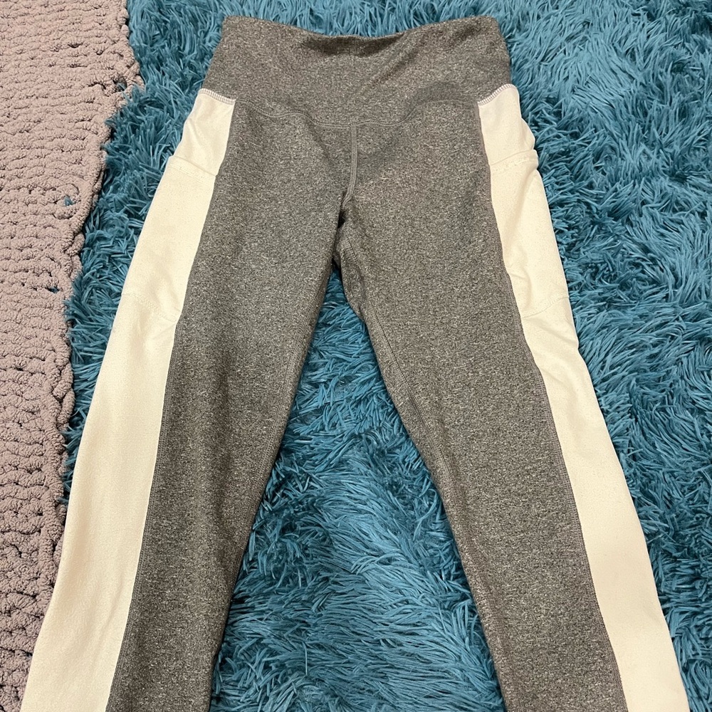So leggings w/pockets / grey and white / size small